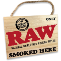 raw cartel madera pequeño